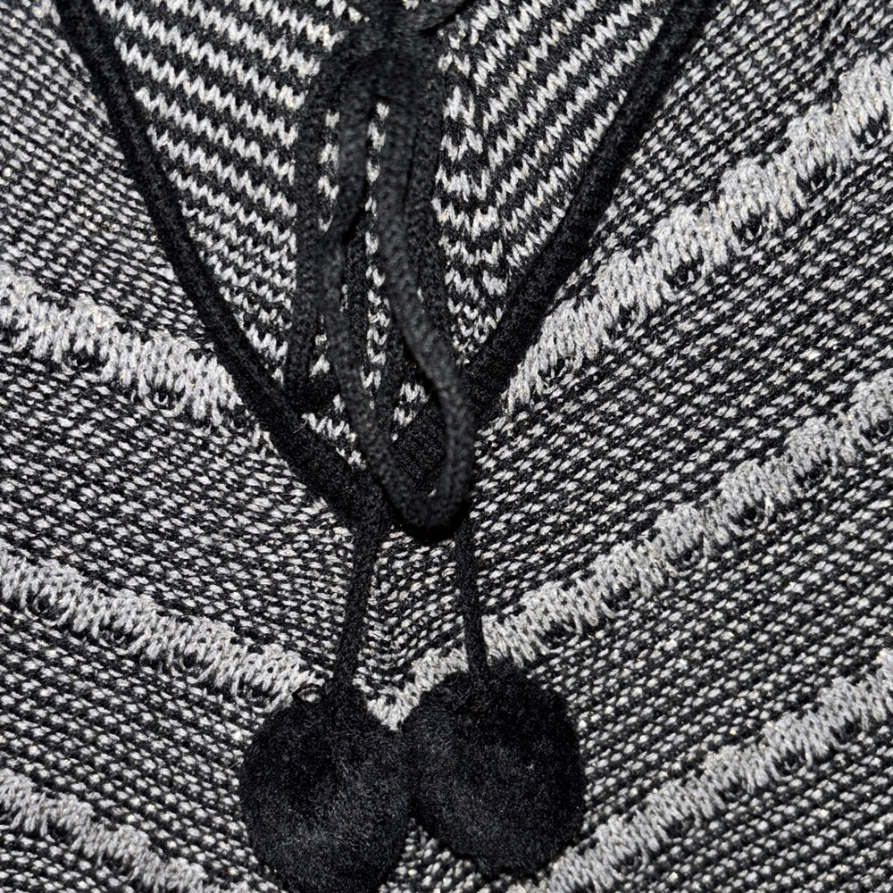 BCBG MAXAZRIA Black and White PONCHO w/hood NWOT - Picture 4 of 8